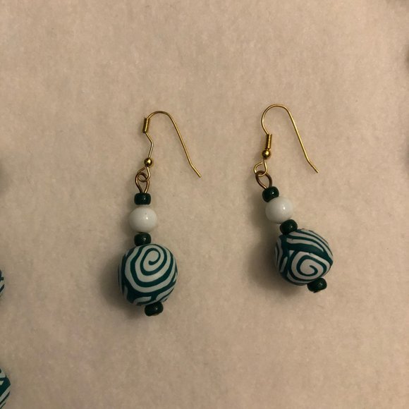 Betsy Michaels Swirling Beaded Necklace with Earrings - Picture 4 of 4